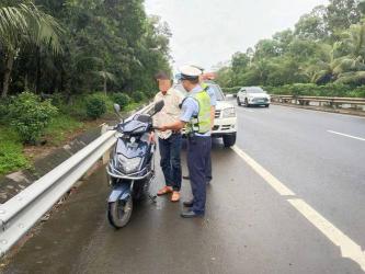 男子骑电动滑板车伤人：道路安全需重视