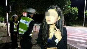 女子交警面前脱衣抗法：荒诞行为引发关注