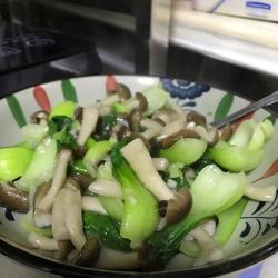 蟹味菇的家常做法：蚝油蟹味菇炒油菜