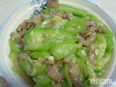 丝瓜炒肉片：家常美味菜肴的制作指南