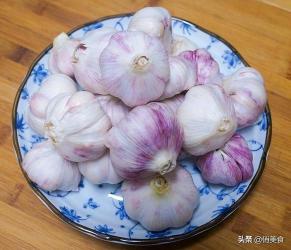 糖醋蒜的详细做法：轻松制作美味中式小菜！