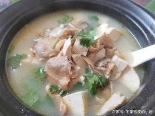 河蚌汤：鲜美营养的河鲜美食