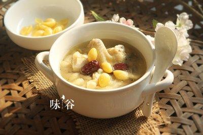 银杏炖鸡：家常美味，汤白浓香