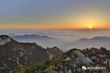 泰山：位于山东省泰安市，中华之魂与壮丽之景的所在地