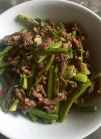 蒜苗炒牛肉：家常美味，蒜香四溢