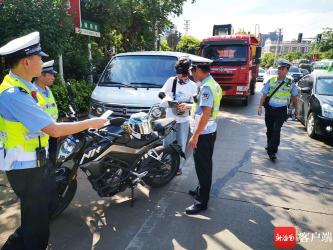 交警查车：重点拦截这四种违法车辆