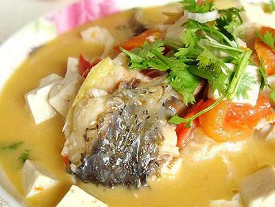 家常美味：鲢鱼炖豆腐的详细做法与技巧