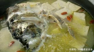 家常鱼头炖豆腐的做法，汤汁浓郁，鲜美无比