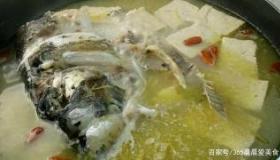 家常鱼头炖豆腐的做法，汤汁浓郁，鲜美无比