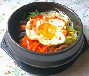 制作石锅拌饭：一道美味的韩国传统美食